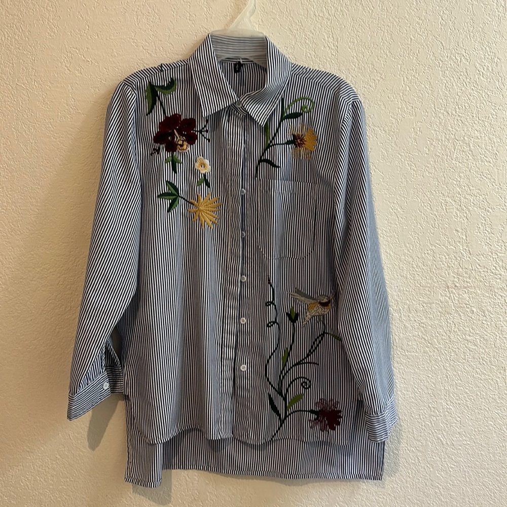 Button blouse with long sleeves and flower embroidery